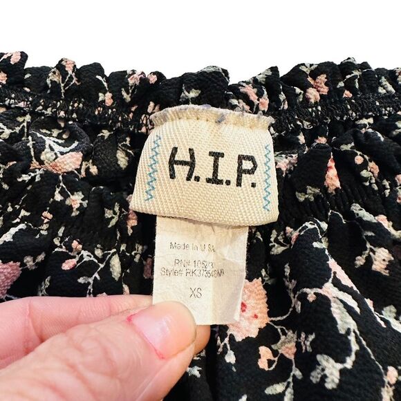 10/$25🦋 H.I.P. Black Floral Stretchy Crop Top - Size XS - Picture 8 of 13